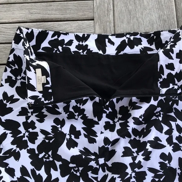 Super Vibrant Black & White Ann Taylor Loft Floral Pencil Skirt Size 10P - Picture 4 of 9